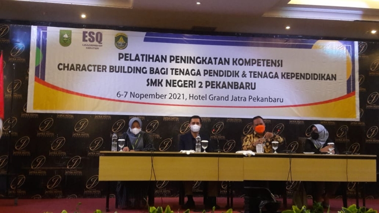 PENDIDIK DAN TENAGA KEPENDIDIKAN SMK NEGERI 2 PEKANBARU MENGIKUTI PELATIHAN KARAKTER BUILDING