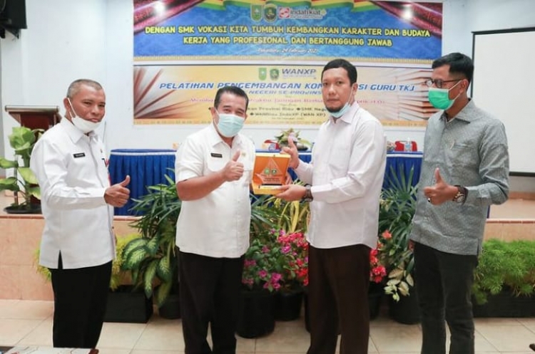 Kegiatan Pelatihan Pengembangan Kompetensi Guru &ldquo;Membangun Infrastruktur Jaringan Berbasis Fiber Optik&rdquo; dan Pelatihan Karakter dan Budaya Kerja Siswa Kelas XII  di SMK Negeri 2 Pekanbaru